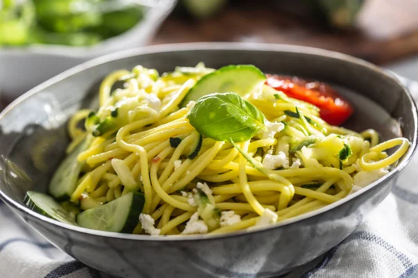 Peynirli salatalık ve fesleğenli spagetti kabaklı çiğ vegan makarna. — Stok fotoğraf