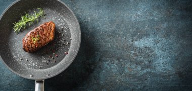 Seramik tavada tuzlu ve biberiyeli ördek göğsü.