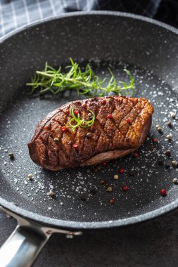 Seramik tavada tuzlu ve biberiyeli ördek göğsü.