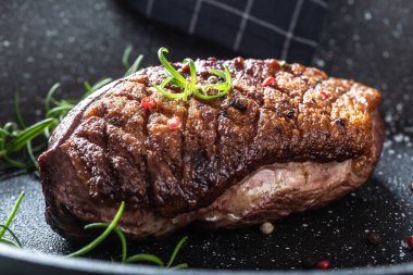 Seramik tavada tuzlu ve biberiyeli ördek göğsü.