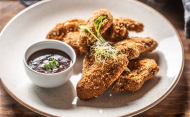 Kızarmış tavuk kanadı, bezelye ve otla birlikte.