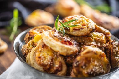 Çeşitli malzemelerle doldurulmuş pizza ruloları jambon, ıspanaklı ıspanaklı fesleğen, mozzarella veya parmesan peyniri.