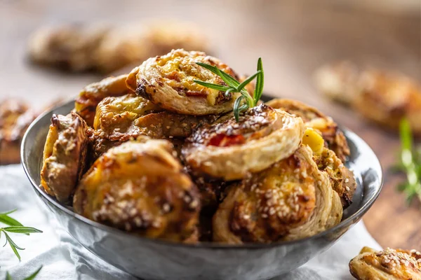 Pizza broodjes gevuld met verschillende ingrediënten, prosciutto bacon spinazie basilicum mozzarella of parmezaanse kaas — Stockfoto