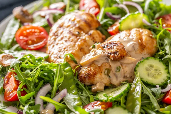 Tabakta ızgara tavuk göğsü ve mantarlı sağlıklı taze bir salata. — Stok fotoğraf