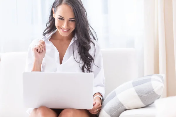 Verleidelijk Uitziende Jonge Vrouw Houdt Een Pen Hand Dicht Bij — Stockfoto