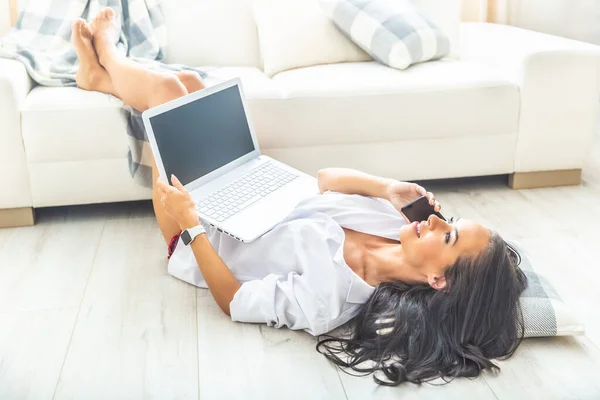 Dark Haired Good Looking Girl Lying Her Back Floor Her — Stock Photo, Image