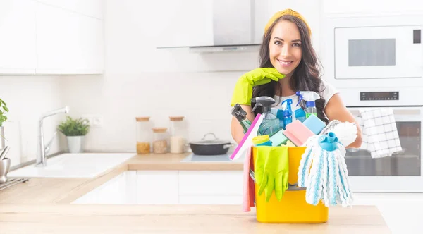 Bella Cameriera Piedi Cucina Con Secchio Pieno Roba Colorata Pulizia — Foto Stock