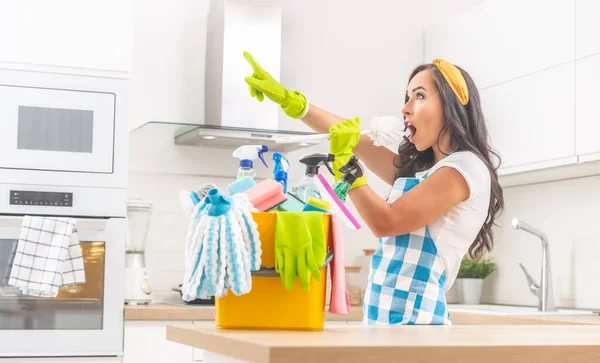 Jonge Vrouw Met Schoonmaak Emmer Een Keukenbureau Gekleed Voor Huishoudelijk — Stockfoto