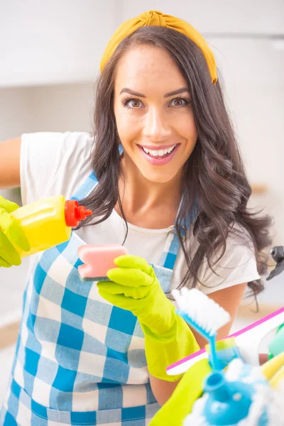 Glimlachende Huishoudster Kijkt Camera Gieten Wasmiddel Een Spons — Stockfoto