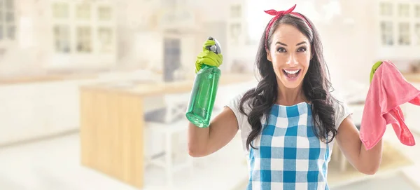 Verrast Jonge Vrouw Keuken Gekleed Huishoudkleding Met Een Groen Wasmiddel — Stockfoto