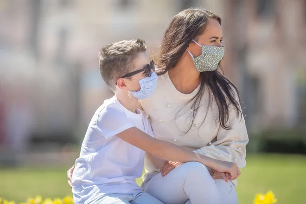 Mãe Filho Com Máscaras Nos Rostos Ambos Olham Para Direita — Fotografia de Stock