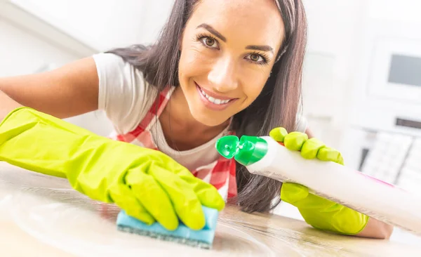 Ragazza Sorridente Appoggiata Sopra Scrivania Che Viene Pulita Con Detergente — Foto Stock