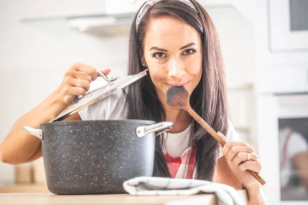 Bella Degustazione Femminile Cucchiaio Legno Tenendo Coperchio Aperto Sopra Pentola — Foto Stock