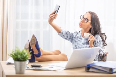 Tembel sekreter elinde kahveyle selfie çekiyor..