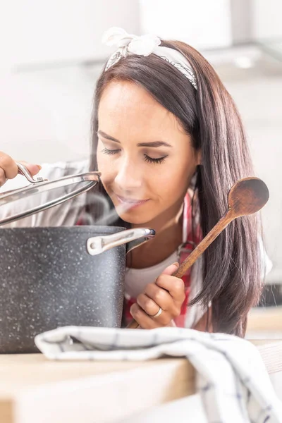 Donna Con Gli Occhi Chiusi Che Odora Cibo Appena Cucinato — Foto Stock