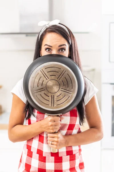 Giovane Ragazza Che Copre Bocca Naso Con Una Padella Con — Foto Stock