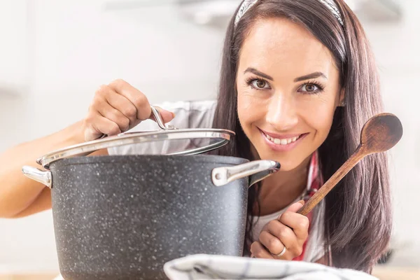 Detalhe Jovem Cozinheiro Abrindo Uma Tampa Panela Segurando Uma Colher — Fotografia de Stock