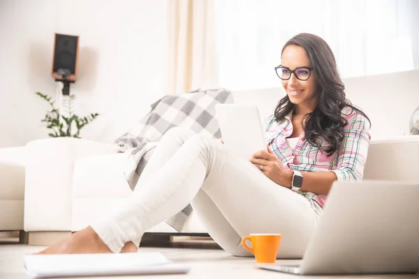 Young Female Holding Tablet Smiling Sitting Floor Living Room Home — Stock Photo, Image