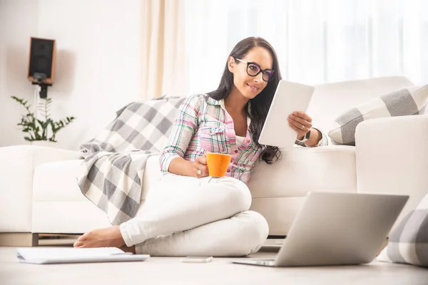 Menina Bonita Óculos Lendo Tablet Beber Café Encostado Sofá Sentado — Fotografia de Stock