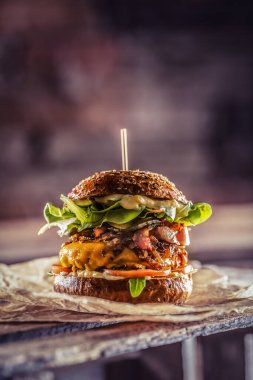 Ev yapımı lezzetli hamburger, pastırmalı, soğanlı, marullu, ahşap kutuda.