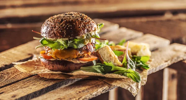 Home made saboroso hambúrguer com bacon cebola queijo e alface na caixa de madeira — Fotografia de Stock