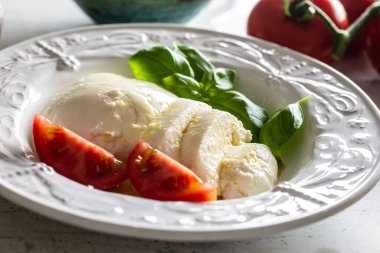 Mozzarella peynirli domates fesleğen ve zeytinyağı. Caprese salatası - İtalyan veya Akdeniz yemeği veya aperatif