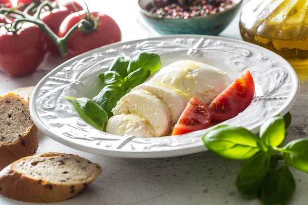 Mozzarella kaas tomaten basilicum en olijfolie. Capresesalade - Italiaanse of mediterrane maaltijd of voorgerecht — Stockfoto