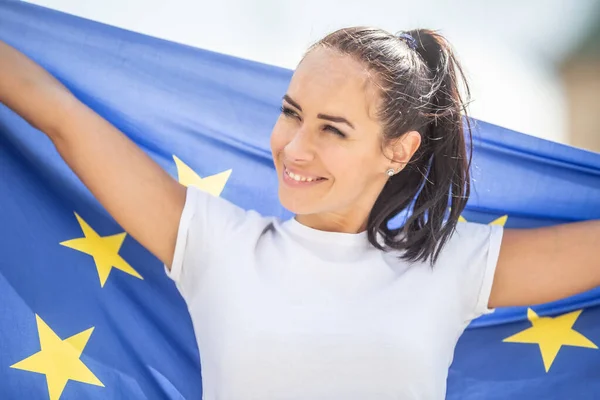 Usmívající Krásná Žena Drží Vlajku Evropské Unie Dívá Stranou — Stock fotografie