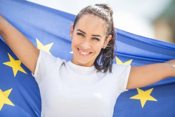 Usmívající Krásná Žena Držící Vlajku Evropské Unie Dívající Kamery — Stock fotografie
