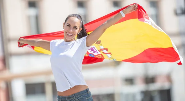 Joyeux Sourire Jolie Fille Tient Drapeau Espagne Derrière Elle Célébrer — Photo