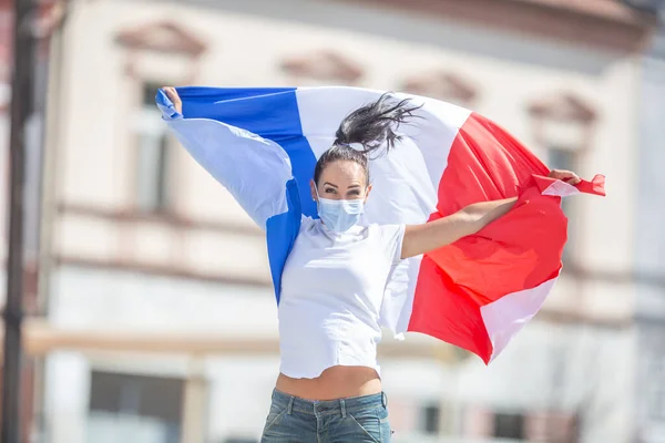 Femme Dans Masque Facial Tient Drapeau Français Dans Rue Célébrant — Photo