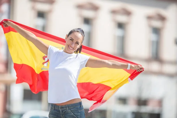 Hermosa Chica Sostiene Una Bandera España Sus Manos Detrás Ella —  Fotos de Stock