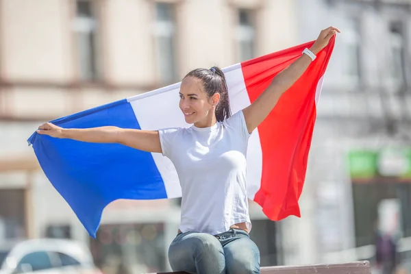 Gyönyörű Néz Oldalra Mosolyog Kezében Zászló Franciaország Mögötte — Stock Fotó