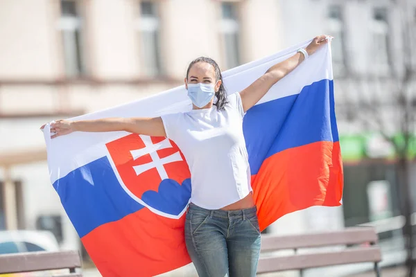 Mosolygó Lány Arcmaszkban Egy Szlovák Zászlót Tart Maga Mögött Utcán — Stock Fotó