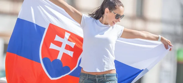 Belle Jeune Femme Tient Drapeau Slovaquie Extérieur Par Une Journée — Photo