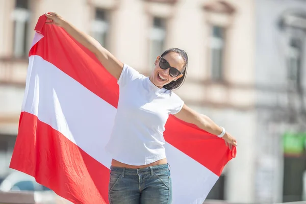 Mladá Žena Venku Drží Vlajku Rakouska Usmívá — Stock fotografie