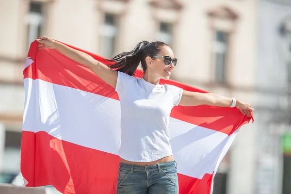 Ładna Dziewczyna Okularach Przeciwsłonecznych Ramionach Szeroko Otwarte Posiada Austriacką Flagę — Zdjęcie stockowe