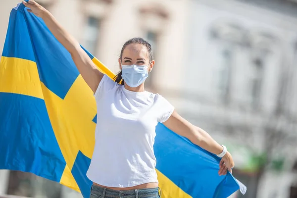 Suédoise Fan Dans Masque Tient Drapeau Derrière Son Dos — Photo