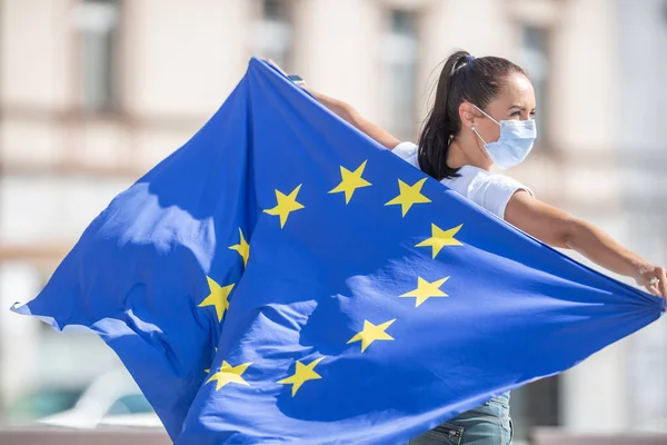 Vlajka Evropské Unie Hřbetě Ženy Obličejovém Vaku Venku — Stock fotografie