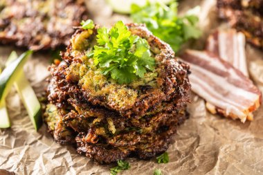 Jambonlu maydanoz ve diğer malzemelerle birlikte çıtır çıtır kabaklı gözleme.