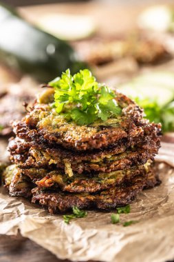 Jambonlu maydanoz ve diğer malzemelerle birlikte çıtır çıtır kabaklı gözleme.
