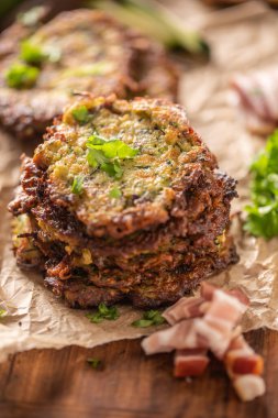 Jambonlu maydanoz ve diğer malzemelerle birlikte çıtır çıtır kabaklı gözleme.