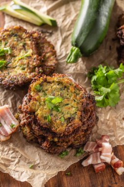 Jambonlu maydanoz ve diğer malzemelerle birlikte çıtır çıtır kabaklı gözleme.