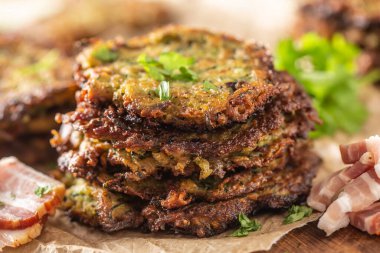 Jambonlu maydanoz ve diğer malzemelerle birlikte çıtır çıtır kabaklı gözleme.