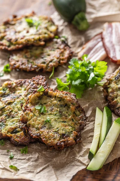 Jambonlu maydanoz ve diğer malzemelerle birlikte çıtır çıtır kabaklı gözleme.