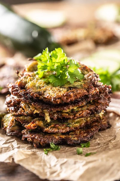 Jambonlu maydanoz ve diğer malzemelerle birlikte çıtır çıtır kabaklı gözleme.