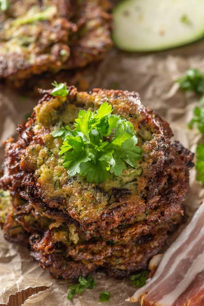 Jambonlu maydanoz ve diğer malzemelerle birlikte çıtır çıtır kabaklı gözleme.