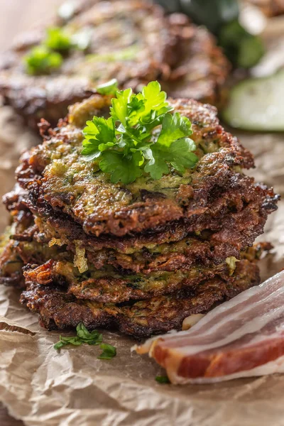 Jambonlu maydanoz ve diğer malzemelerle birlikte çıtır çıtır kabaklı gözleme.