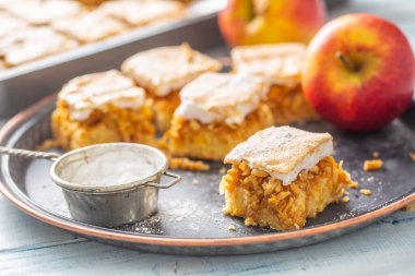 Turtayı küp küp şekerlemeli, antika tepside taze elmayla tatlandırın.