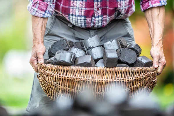 Detalhe Dos Braços Velho Pegando Uma Cesta Cheia Briquetes Carvão — Fotografia de Stock